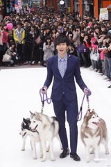 组图：林俊杰牵狗办握手拍照会 承认公司下禁爱令