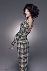 组图：殷桃杂志写真曝光 简洁干练尽显御姐气质