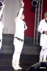 高清：韩国男团“F.CUZ”旋风抵台 两成员带伤上阵