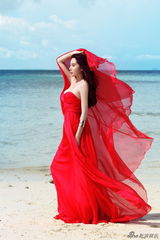 组图：姜欣雨红裙写真 胸前春光乍泄