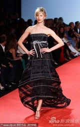 高清组图：慈善时装秀 简-芳达纳奥米同台秀性感