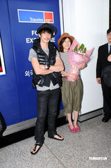 幻灯图：玉木宏携上野树里抵港 笑容满面态度亲民