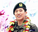 组图：金泰熙弟弟李莞今日光荣退役