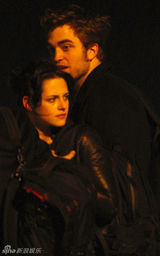 高清：《暮光之城》男女主角伦敦夜路把手牵