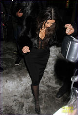 组图：卡戴珊穿深V胸门大开 体态丰腴性感撩人