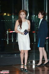 组图：晶刚香港婚礼 赌王女儿何超盈白色露背裙现身