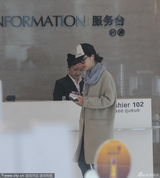 组图：田朴珺裹宽松大衣深夜逛街 买平价面膜