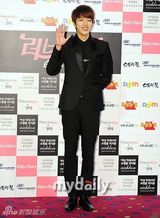 组图：韩性感女星Clara宣传新剧 深V纱裙秀巨乳