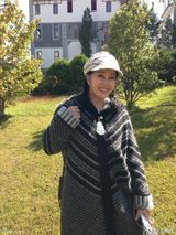 组图：刘晓庆夫妇婚后旅游 58岁绑麻花辫秀婚戒