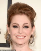 组图：埃斯梅-比安亮相女人味十足 秀凹凸曲线