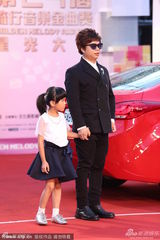 组图：盲人兄弟王俊杰戴黑墨镜牵小萝莉亮相