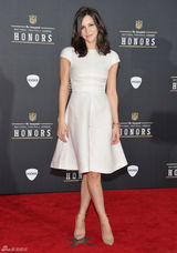 高清组图：凯瑟琳-麦菲白色礼服亮相甜美动人