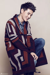 组图：孙坚写真格纹外衣帅气自信展温暖笑容