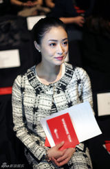 组图：蒋欣纽约时装周 造型邻家都市感十足