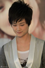 高清图：李宇春获中国邮政青睐 签售明信片遭围堵