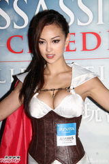 组图：香港名模JessicaC秀警钟乳疑露乳晕