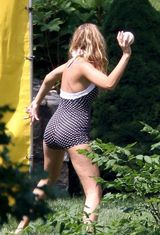 组图：雷诺兹聚会裸上身热吻布莱克-莱弗利