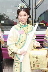 组图：《万凰之王》巡游胡杏儿称结婚无法自作主张