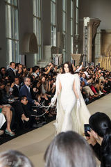 组图：中国女性勇闯T台 李玉刚反串亮眼