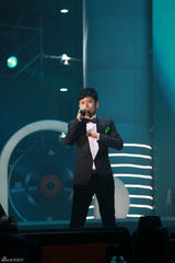 组图：TOP榜歌手祈福雅安 李宇春获全能艺人