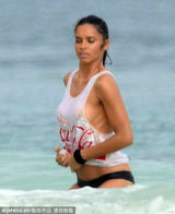 组图：维秘模特真空湿身 两点若隐若现诱惑升级