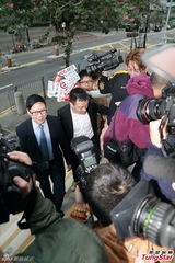 组图：陈志云贪污案重审 王喜陪同表情轻松