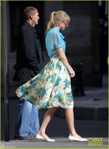 组图：泰勒斯威夫特拍新歌MV 蓝衫花裙复古到底