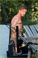 组图：贝克汉姆拍广告半裸秀强壮胸肌