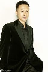 组图：高虎霸道写真曝光 一身酷黑别样“男人味”