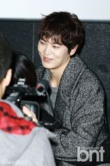 组图：金亚中会影迷 朱元嘟嘴卖萌抱粉丝