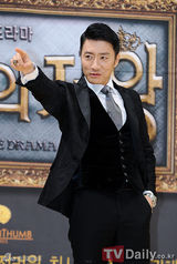 组图：《电视剧之王》发布 崔始源中分头表情搞怪