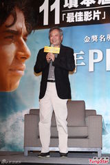 组图：李安进戏院谢影迷 夸台湾观众“有水准”