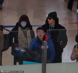 组图：张亮上海机场墨镜遮“丑” 携娇妻躲镜头
