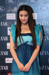 组图：颖儿亮相芭莎红毯 蓝色长裙助阵慈善夜