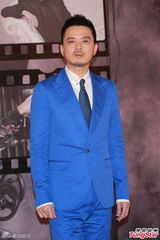 组图：黄耀明蓝色西装现身红毯 俏皮时尚