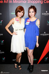 组图：刘欣宜露香肩品尝美酒 称未试过酒后乱性