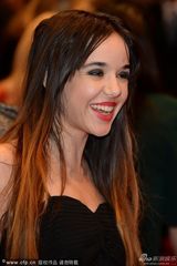 组图：《少年时代》剧组双姝争艳 阿奎特秀性感