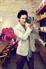 组图：丁子峻写真绅士风 动静间展迷人魅力