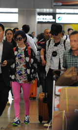 组图：张杰谢娜甜蜜回京 有说有笑感情好