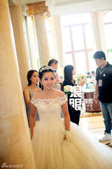 组图：何洁赫子铭大婚 甜蜜牵手幸福对视