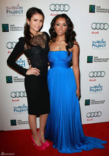 高清组图：妮娜-杜波夫性感黑裙亮相慈善晚宴