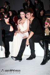 组图：潘霜霜酥胸半露秀性感 纯净之心期待美好爱情