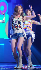 组图：AfterSchoolf(x)性感舞姿比拼《冠军秀》