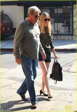 组图：凯特波茨沃斯与老爸外出秀美腿 亲密拥抱