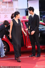 组图：黄韵玲黑裙马尾朴素现身 亮眼手镯似不菲