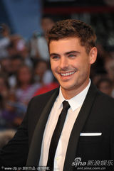 组图：《不顾一切》首映 埃夫隆帅气编剧美背抢镜