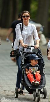 组图：米兰达可儿抱娃玩滑梯荡秋千母爱泛滥