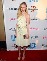 高清图：凯特-波茨沃斯薄纱挂脖礼服亮相首映礼