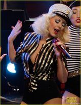 组图：克里斯蒂娜军装上节目 性感献唱大秀美腿