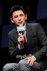 组图：韩星严正花黄正民牵手宣传新片《舞后》